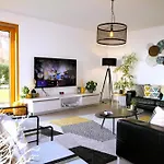 Montreux Holiday Home Ferienhaus