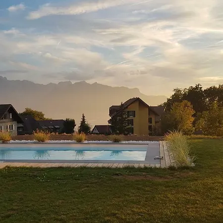 Montreux Holiday Home *