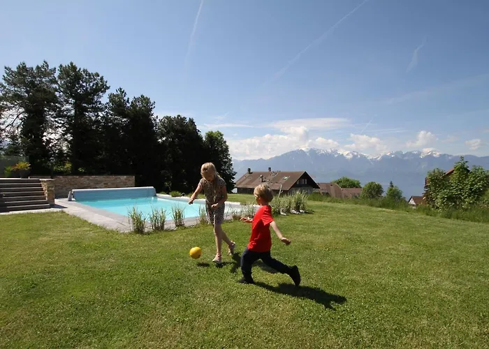 Montreux Holiday Home * Монтрё