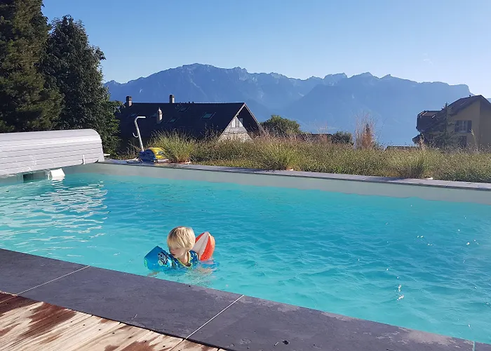 Дом отдыха Montreux Holiday Home *