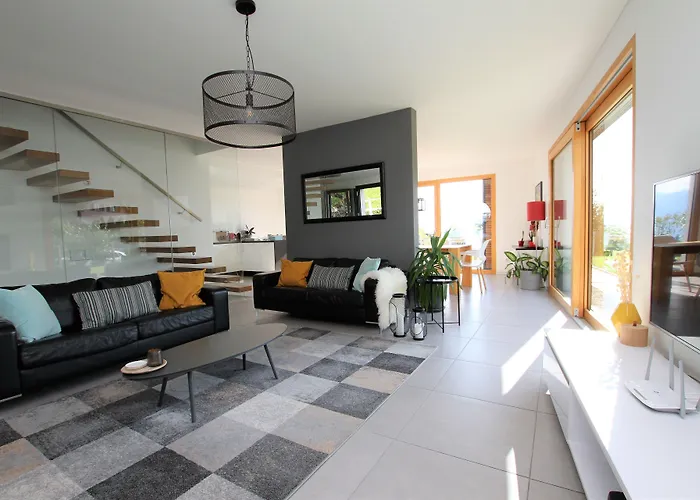 Montreux Holiday Home Монтрё