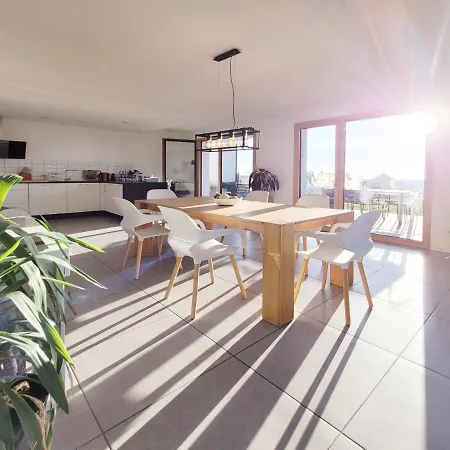 펜션 Montreux Holiday Home