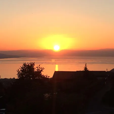 Montreux Holiday Home 펜션