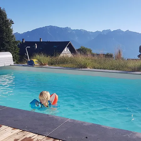 別荘 Montreux Holiday Home *